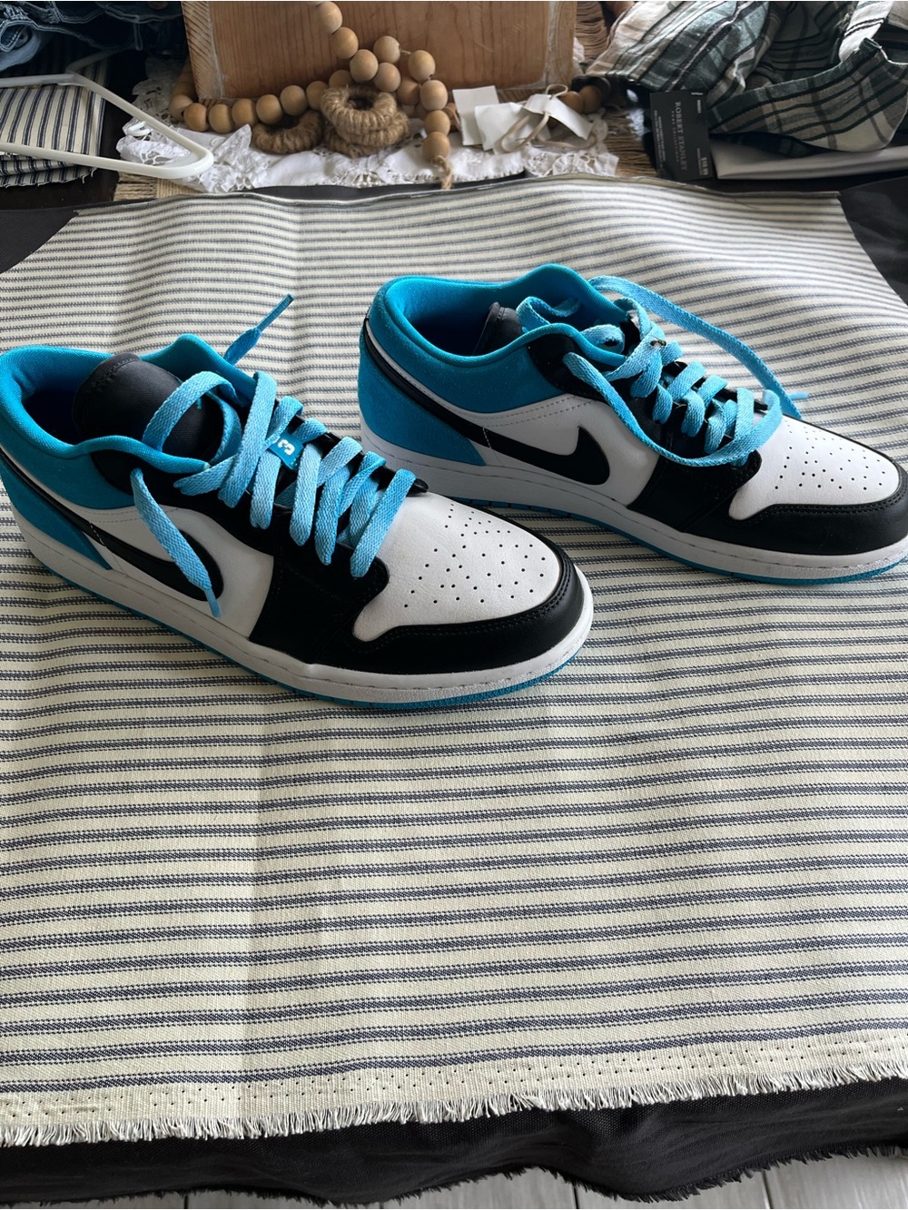 Nike Low-Top Sneakers in White, Black & Teal Blue